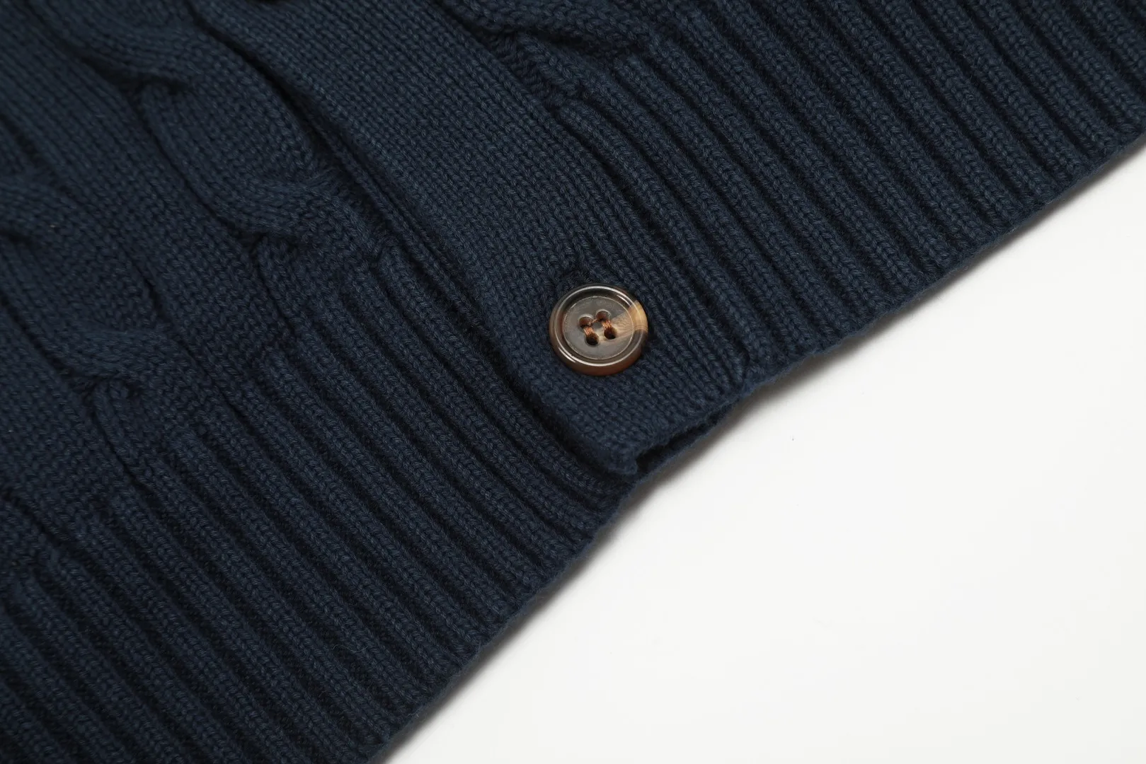 P270 Top quality" Style number: DS013# [Ralph Lauren V-neck solid color pony embroidered logo twist knitted cardigan] ✅Ralph Lauren classic basic versatile all-season couple knitted cardigan jacket ✅Main supplier platform live broadcast Wholesale entities will be replenished if out of stock, will not be removed from the shelves ✅ZP quality 1:1 version Scan the code to enter the GF website Counter quality ✅Detailed quality The only one in Guangzhou Imported quality cotton yarn, focusing on high-end Needless to say, cost-effective and good quality. ✅The version is restored to the original size. The maximum size can be worn up to 200 pounds. Loose, comfortable and stress-free. ✅The upper body is simple and easy to match. A must-have for ootd. Good-looking clothes are never picky. A must-have for men and women with the same style. Recommended for couples. Size: S-XL. Color: black, navy, off-white, gray, light blue, khaki.